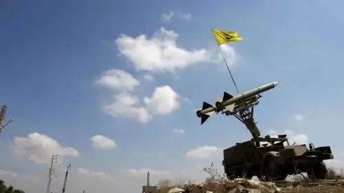 صواريخ منصوبة على منصة إطلاق لحزب الله