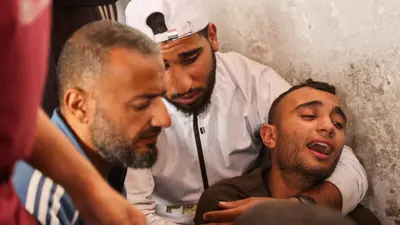 فلسطينيون في غزة يبكون قتلاهم