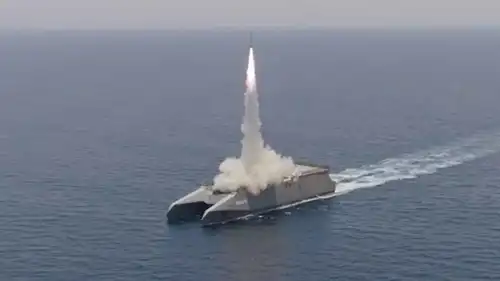 إطلاق صاروخ خلال مناورة عسكرية إيرانية في مضيق هرمز