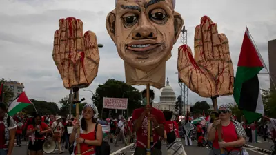 مجسم رفعه محتجون في واشنطن احتجاجا على زيارة نتنياهو