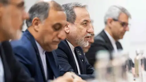الوفد الإيراني برئاسة وزير الخارجية عباس عراقجي خلال مفاوضات جنيف السابقة