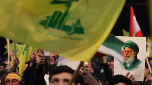 أنصار "حزب الله" يحملون صورة المرشد الإيراني علي خامنئي