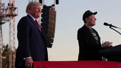 ترامب خلال الحملة الانتخابية وإلى جواره ماسك متحدثاً