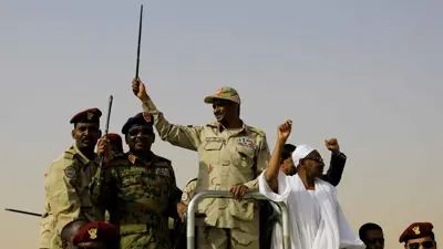 حميدتي قائد قوات الدعم السريع بين عناصره