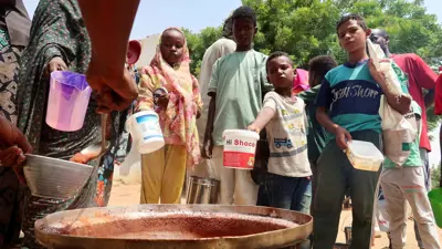 النازحون في السودان ينتظرون المساعدات 