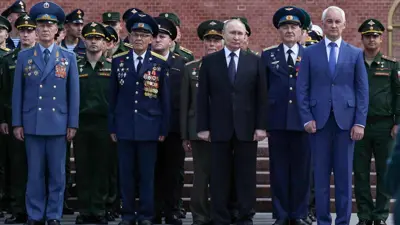 الرئيس الروسي فلاديمير بوتين ووزير الدفاع أندريه بيلوسوف مع مسؤولين عسكريين