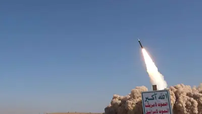 لحظة إطلاق صاروخ حوثي سابق