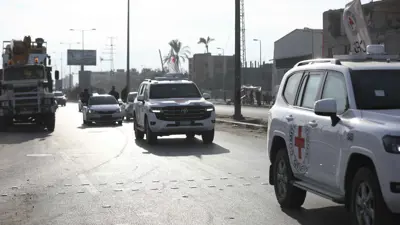 سيارات الصليب الأحمر يتسلم المختطفات من حماس