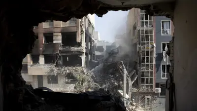 من آثار القصف الإسرائيلي على إيران