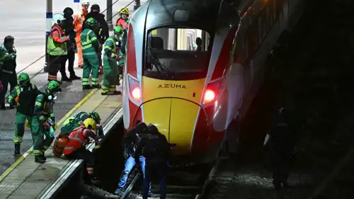 عناصر الأمن والطوارئ أمام القطار الذي شهد عملية الطعن