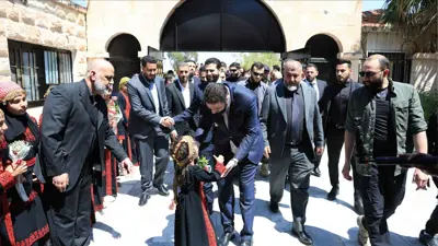 طفلة تستقبل الشرع في درعا