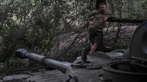 جندي أوكراني بجانب مدفع هاوتزر على خط المواجهة مع روسيا