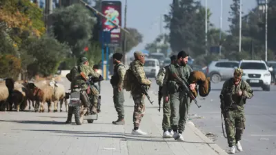 عناصر من الفصائل المسلحة وسط حلب