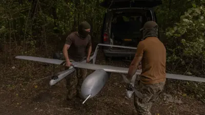 جنديان أوكرانيان يستعدان لإطلاق مسيرة