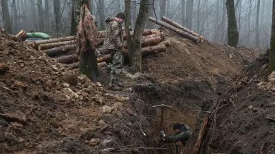 جنود أوكرانيون يبنون تحصينات ضد الهجمات الروسية