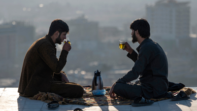 شابان يشربان الشاي 