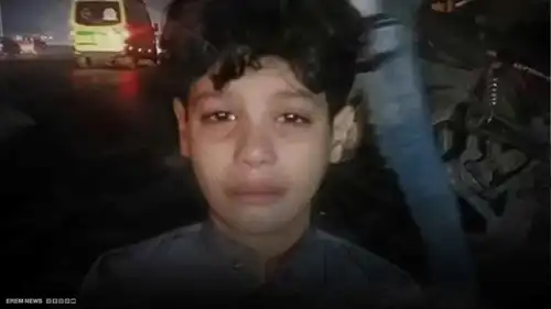 طفل يبكي بجوار جثة والده