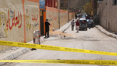 رجل أمن مصري يقف أمام مدرسة