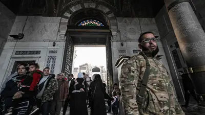 سوريون في المسجد الأموي بعد سقوط نظام الأسد