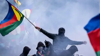 سكان محليون يلوحون بأعلام كاناكي في كاليدونيا الجديدة