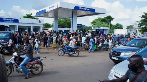 تجمع أمام محطة وقود بسبب نقص البنزين في باماكو