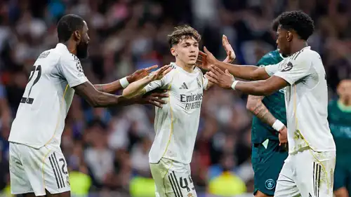 أنطونيو روديغر (يسارا)