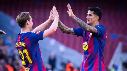 جواو كانسيلو وفرينكي دي يونغ لاعبا برشلونة الإسباني