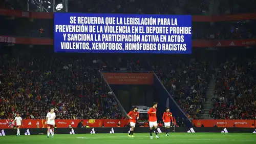 لافتة تحذيرية من الهتافات العنصرية في مباراة مصر وإسبانيا