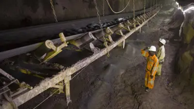 عمال تعدين في الساحل الأفريقي