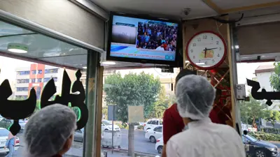 إيرانيون يشاهدون التلفاز