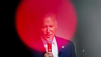 الرئيس الأمريكي جو بايدن خلال زيارة إلى ميشيغان