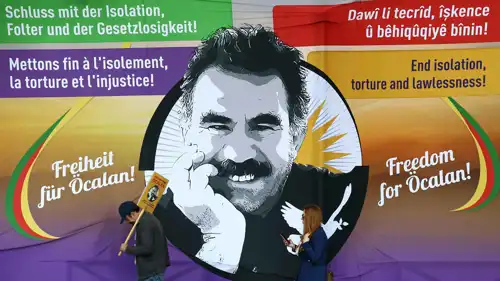 ملصق يحمل صورة زعيم حزب العمال الكردستاني عبدالله أوجلان