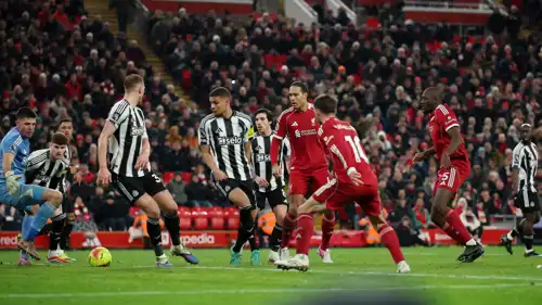 إبراهيما كوناتي في مباراة بالدوري الإنجليزي