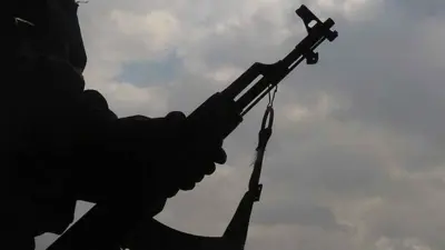 رجل يحمل قطعةسلاح في اليمن