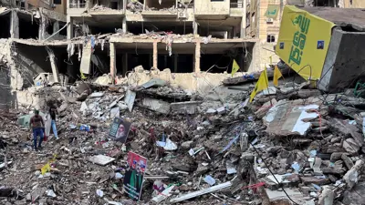 أعلام حزب الله وصور نصر الله في موقع مبنى دمرته إسرائيلي في بيروت