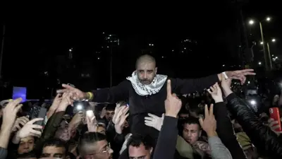 زكريا الزبيدي محمولاً على الأعناق لحظة الإفراج عنه