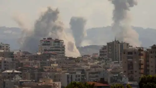 يتصاعد الدخان فوق جنوب لبنان عقب غارات إسرائيلية