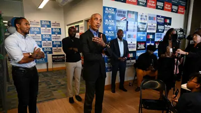 أوباما يتحدث إلى أنصاره في مكتب الحملة 