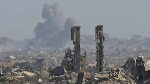 دخان يتصاعد إثر قصف إسرائيلي على قطاع غزة