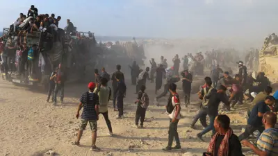 غزيون يتجمعون للحصول على مساعدات