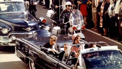 الرئيس جون كينيدي والسيدة الأولى قبل لحظات من اغتياله في 1963