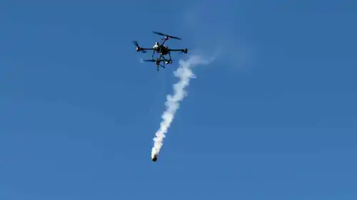 مسيرة إسرائيلية تلقي قنبلة غاز على الفلسطينيين في غزة