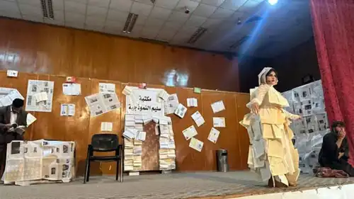 من مسرحية الكتب لديها أرواح