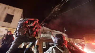 مسلحون معارضون يحتفلون بالسيطرة على "تل رفعت"