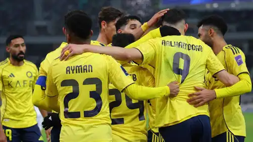 فرحة الحمدان مع لاعبي النصر 