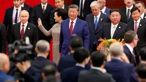 كيم جونغ (يمين) بوتين (يسار)