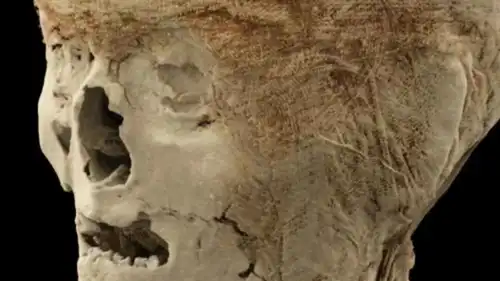 إحدى الرؤوس المومياء