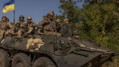 جنود أوكرانيون على متن آلية عسكرية مدرعة