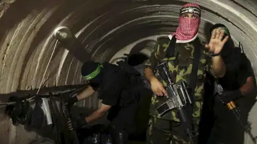 عناصر من القسام في أحد أنفاق غزة