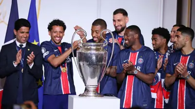 دوناروما يحتفل مع اللاعبين ورئيس بي أس جي باللقب الأوروبي